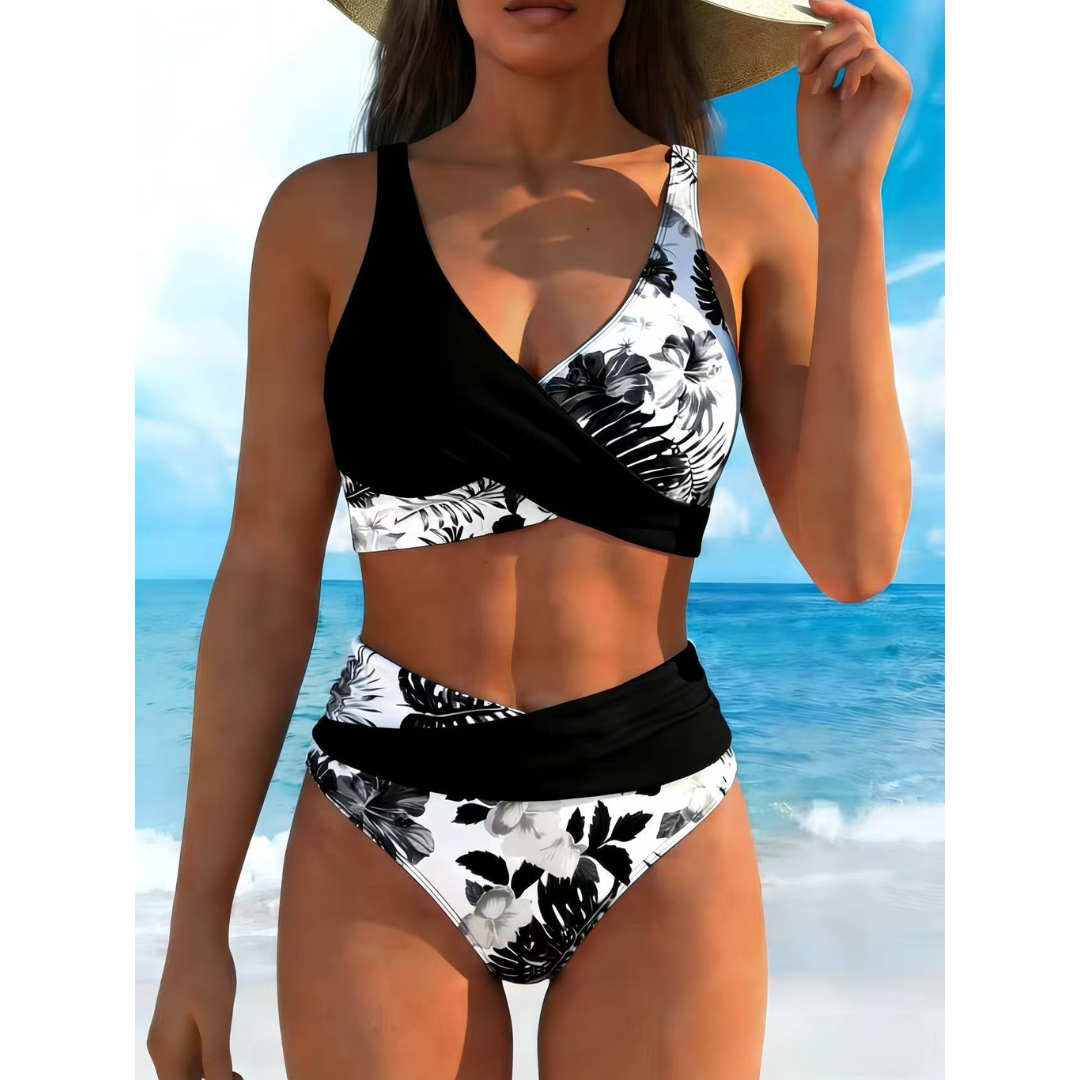 Sisi | Bikini s Twist-Frontom i Visokim Strukom" can be rewritten as: "Sisi | Bikini s Uvijenim Prednjim Dijelom i Visokim Strukom